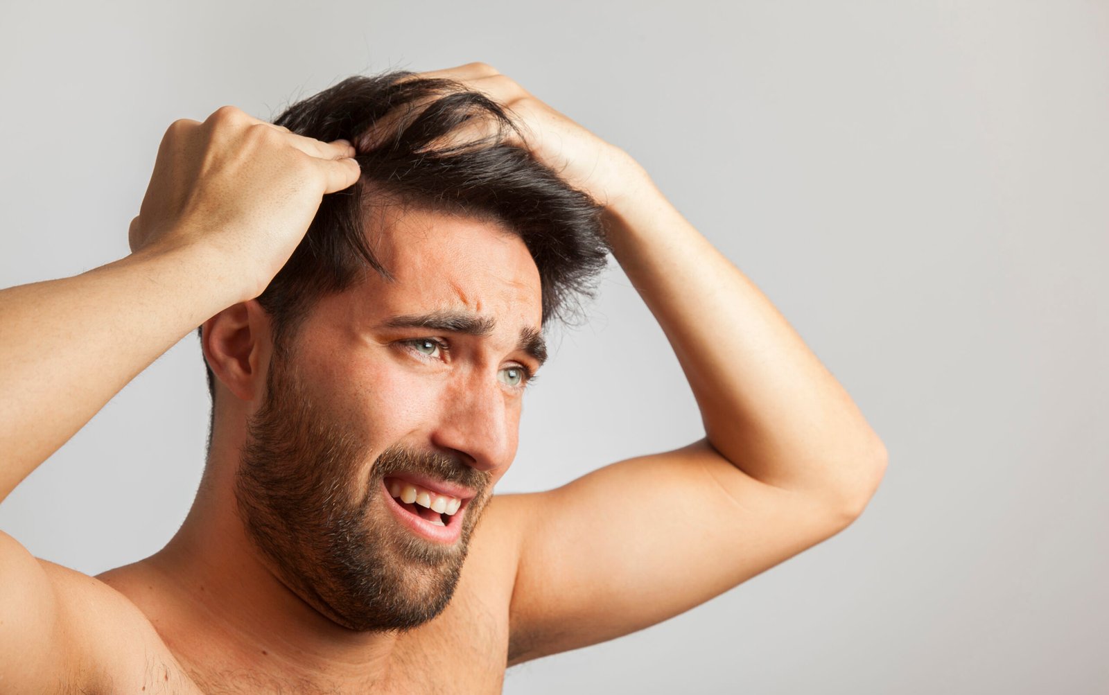 Pellicules cheveux homme : pourquoi elles apparaissent et comment les éliminer durablement