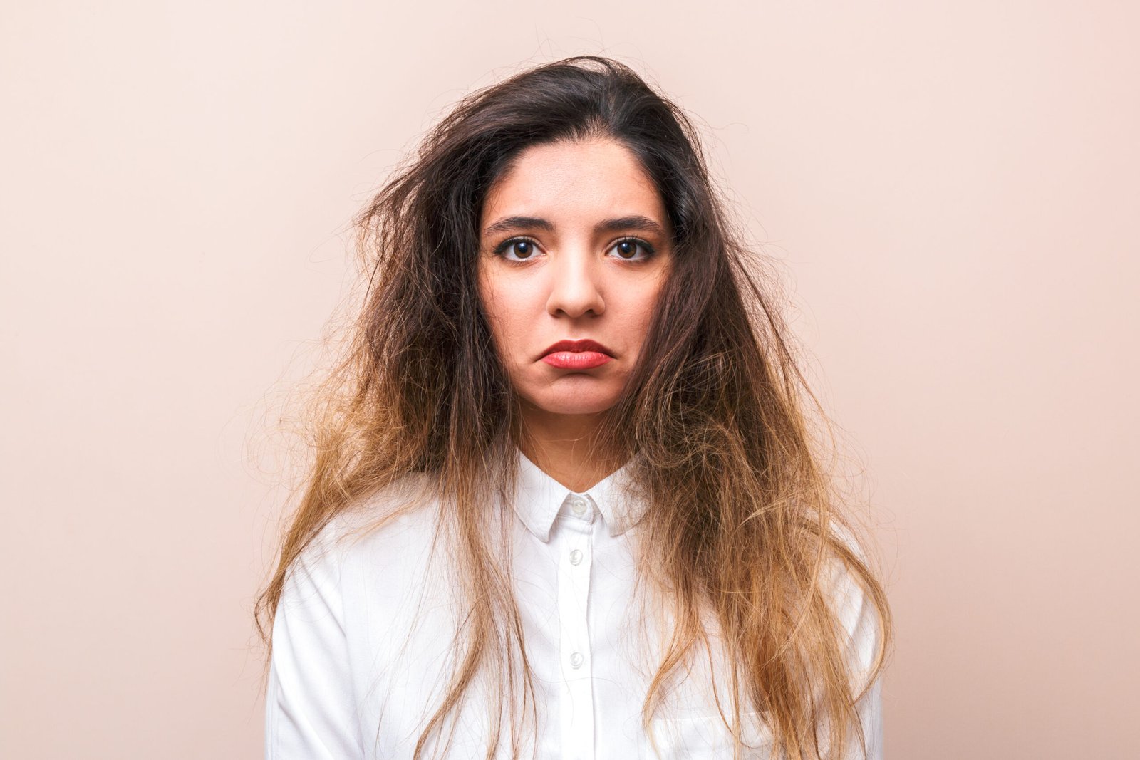 Cheveux fragiles : causes, signes et solutions efficaces pour renforcer la fibre capillaire 2025